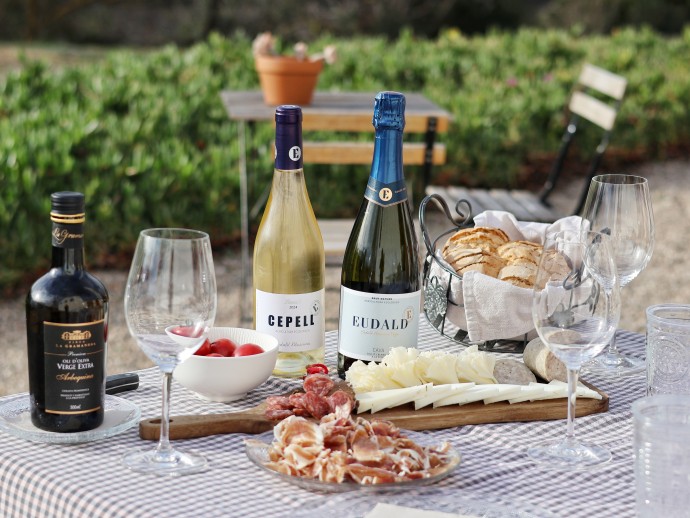 Visit Eudald Massana, a winery located in the heart of the Penedès, where organic and biodynamic wines and cavas are produced. At the end of the tour, enjoy a traditional Catalan breakfast with local cured meats and cheeses on the winery’s terrace.